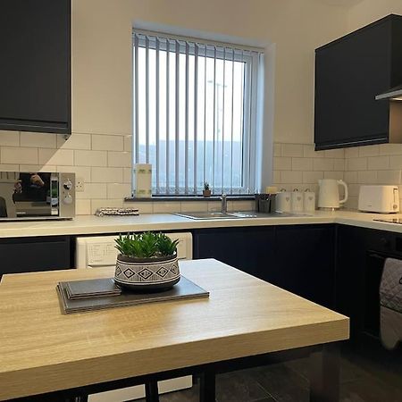 Modern Apartment With En-Suite & Private Kitchen Stoke-on-Trent Exteriér fotografie