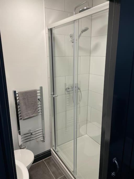 Modern Apartment With En-Suite & Private Kitchen Stoke-on-Trent Exteriér fotografie