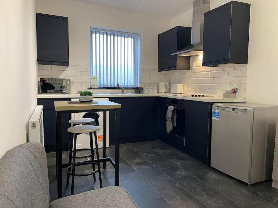 Modern Apartment With En-Suite & Private Kitchen Stoke-on-Trent Exteriér fotografie